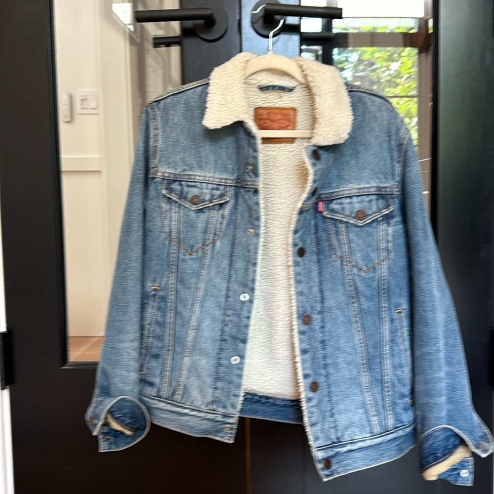 Worn once! Trendy for fall Levi’s Sherpa Trucker Jacket